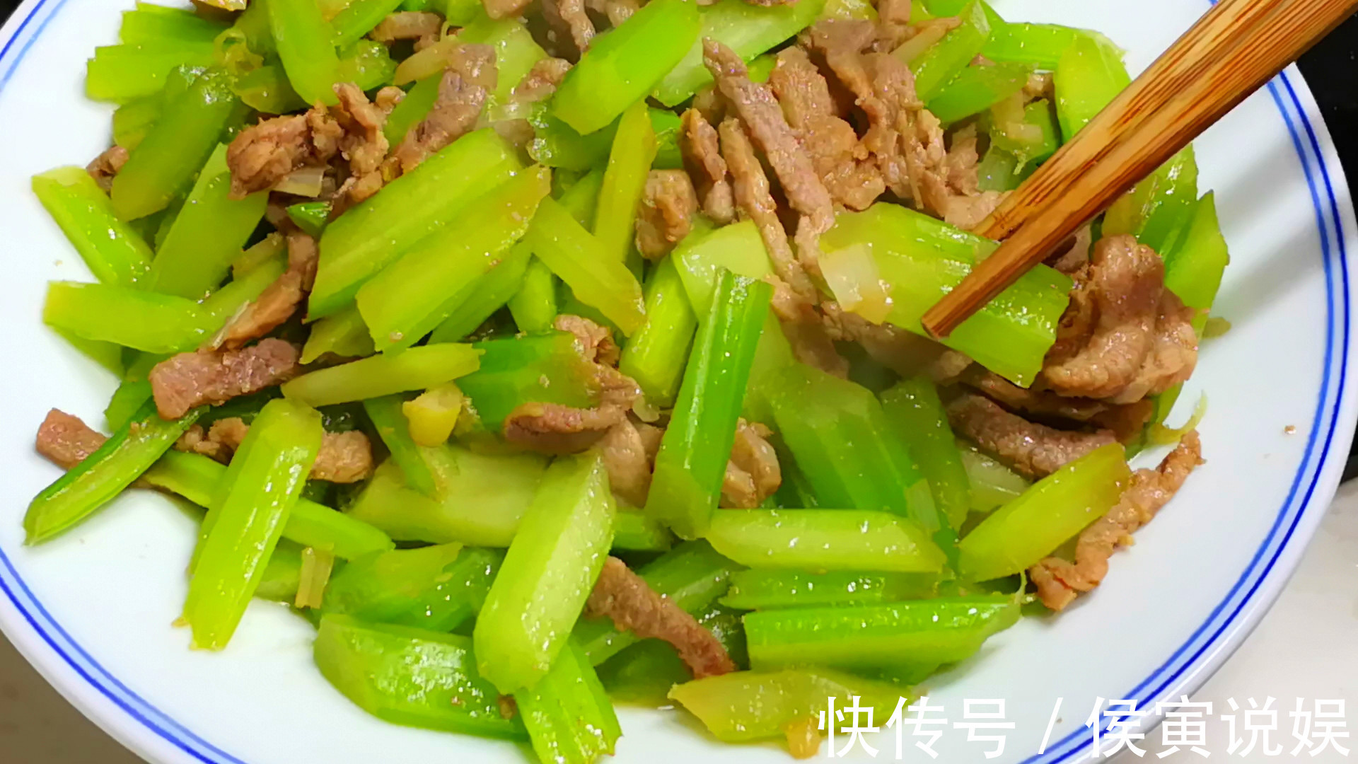 肉丝|炒芹菜,记住“3要点”,炒出的芹菜脆嫩爽口味道正,好吃不塞牙
