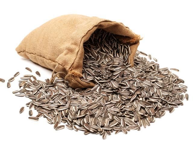 胃部有疾不能吃葵花籽？医生建议：除了葵花籽，应少吃这2种食物
