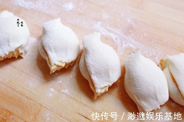 芝麻酱|酥到掉渣的烧饼，平底锅就能做，每次一斤面，咸香酥脆，出锅必光