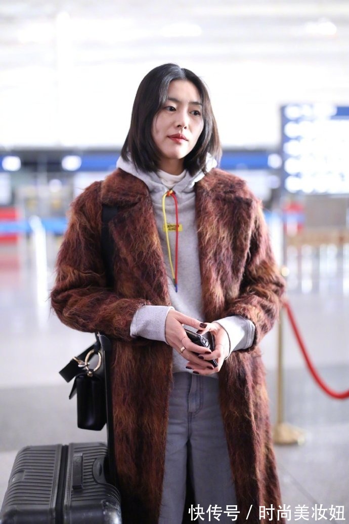 毛大衣|刘雯真是“时髦精”的模板,穿毛大衣叠穿卫衣,满满的国际范