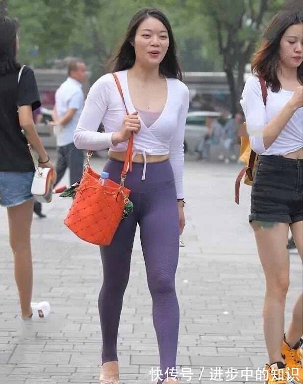 紧身衣 黑色背心搭配豹纹瑜伽裤,时尚大气,尽显好身段!