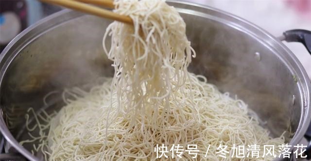 面条这吃法，比卤面香，比汤面省事，饭菜一锅出，冷热都好吃！