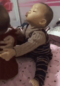 |搞笑GIF趣图小朋友，从小就这么优秀，前途不可限量！