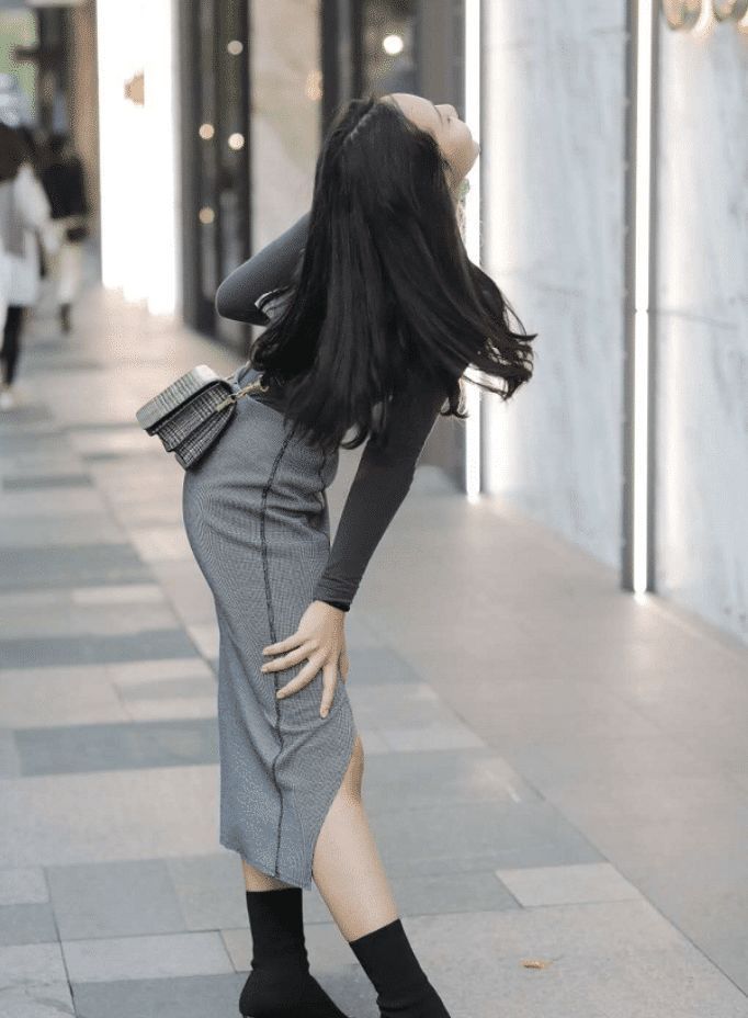 小姐姐|街拍:阳光时尚的小姐姐,深V上衣搭配紧身裙,凸显身材魅力