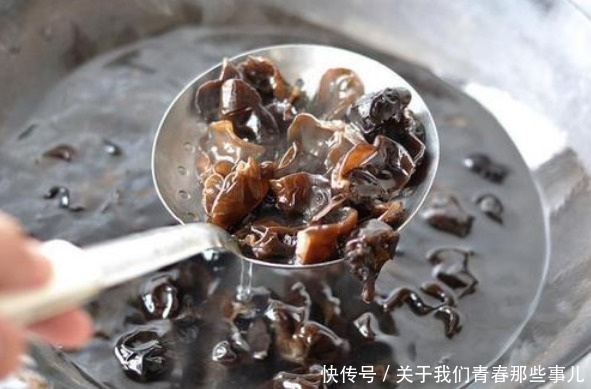 木耳一下锅就“炸锅”,太吓人?掌握4技巧,保证不炸锅,更脆爽