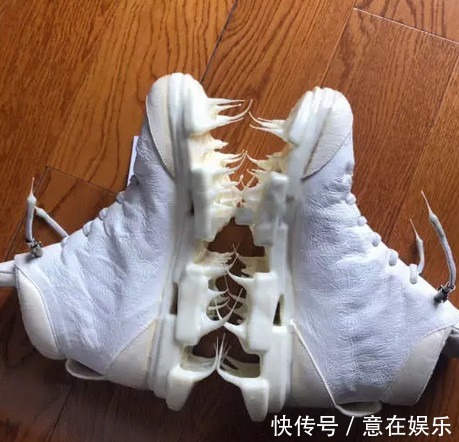 chris 最近火了一种“芝士鞋”明星的最爱,拔开会拉丝,脚不敢轻易着地