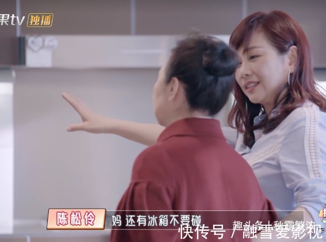 婆婆|黄圣依给婆婆洗澡,陈松伶跪地为婆婆穿鞋,孝顺背后是老公的差距