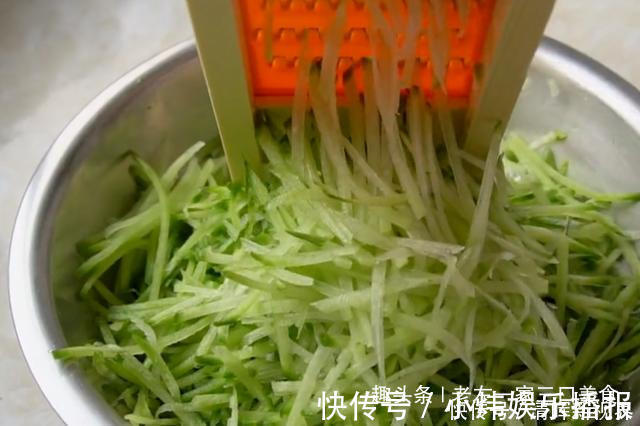 搅拌均匀|从小就爱吃的萝卜包子,不用发面,个个薄皮大馅,一顿至少吃5个