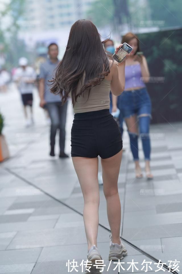 针织衫|简约修身的穿搭,穿出好心情,无袖针织衫配短裤,简洁美丽又大方