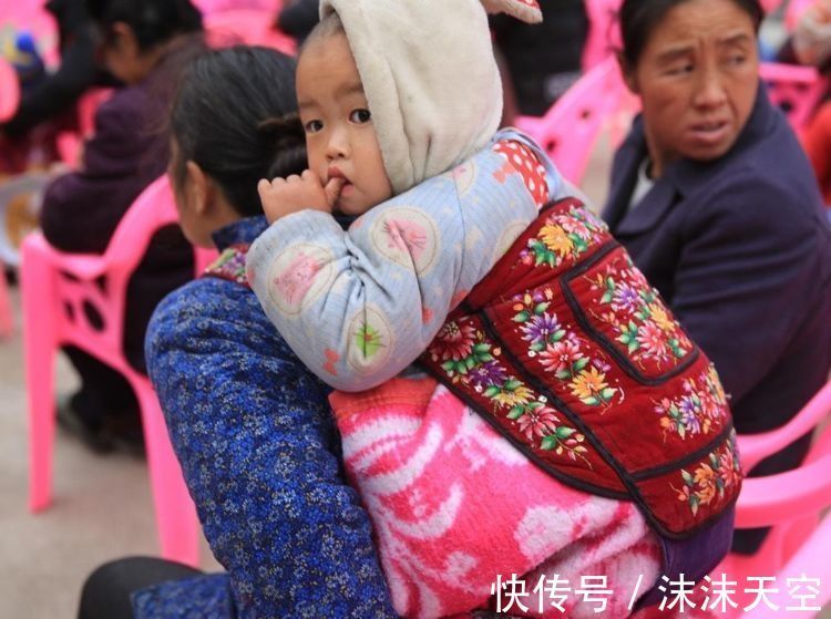 奶奶|奶奶喝光宝宝剩下的奶,次日被送回乡下,宝妈:真不是“抠门”