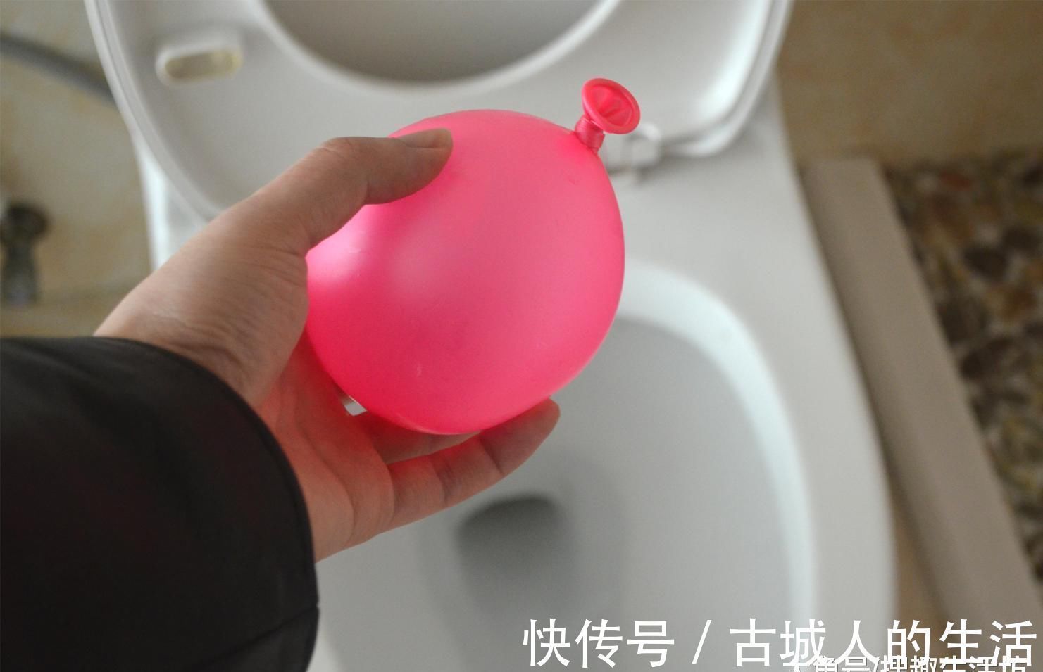 把气球放在马桶里面, 能解决家家户户都困扰的难题, 简直太实用了