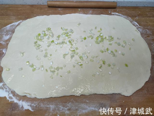 做烙饼，开水烫面还是凉水和面？都不对，教你正确做法，柔软好吃
