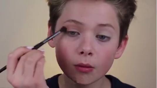 5岁小男孩模仿老妈化妆，化完后的样子无法想象，叫人傻住