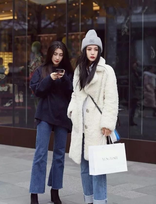 街拍:扎小啾啾的小姐姐好有个性,牛仔褂搭配黑纱裙,好美的感觉