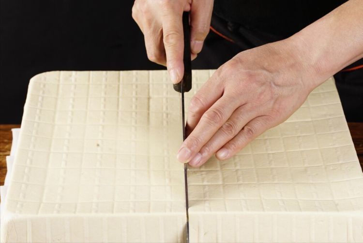 豆腐最怕直接下锅煎，下锅前多做这2步，豆腐不散不碎不粘锅