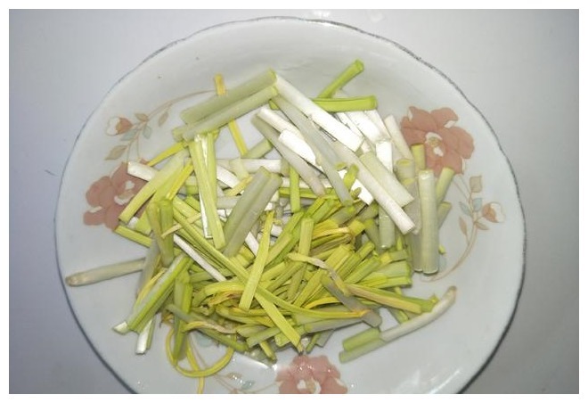 炒茄子,不管圆茄子还是长茄子,按照大厨的方法,茄子香软不发黑