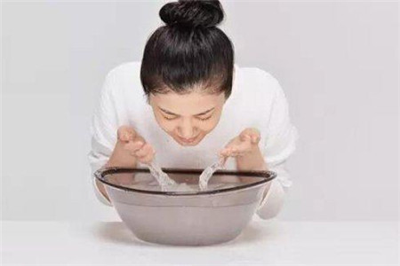 一个月|早上坚持用盐水洗脸,一个月后,脸部变化明显,女生要知道的诀窍
