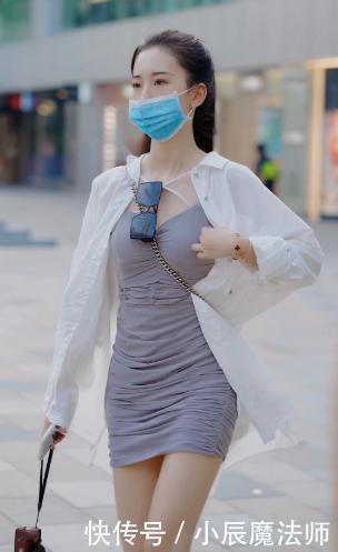 街头美女的另类穿搭，灰色短裙+黑色丝袜，让你轻松拥有整个冬天