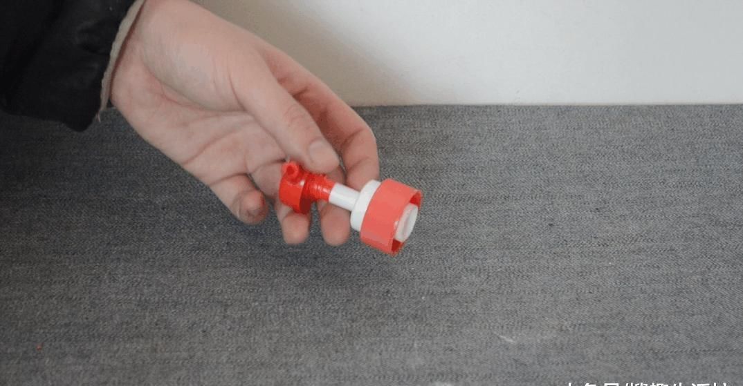 洗洁精上按压喷头别扔了, 这样改造放家里太实用了, 家家户户都需要