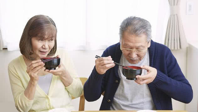 致癌物|为何我国是癌症大国医生忠告想长寿，4种食物最好撤下餐桌