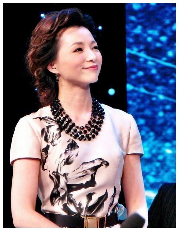 从央视一姐慢慢淡出央视,董卿开启生活模式,被老公宠成公主