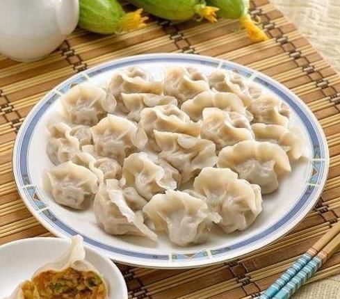 不盖|煮饺子时,盖锅盖还是不盖锅盖多数人做错了,难怪饺子老破皮