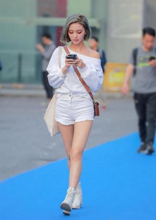 牛仔短裤|路人街拍,美女选择了不规则的短裤,多出了几分潇洒的气韵