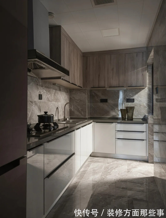 卫生间|135平简约风三居室，在大理石与木质护墙板旁边做了收纳设计