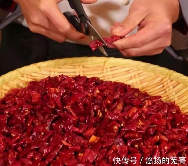 如何把红油炼制的又红、又香又辣,需要放3种辣椒,炼制分3个过程