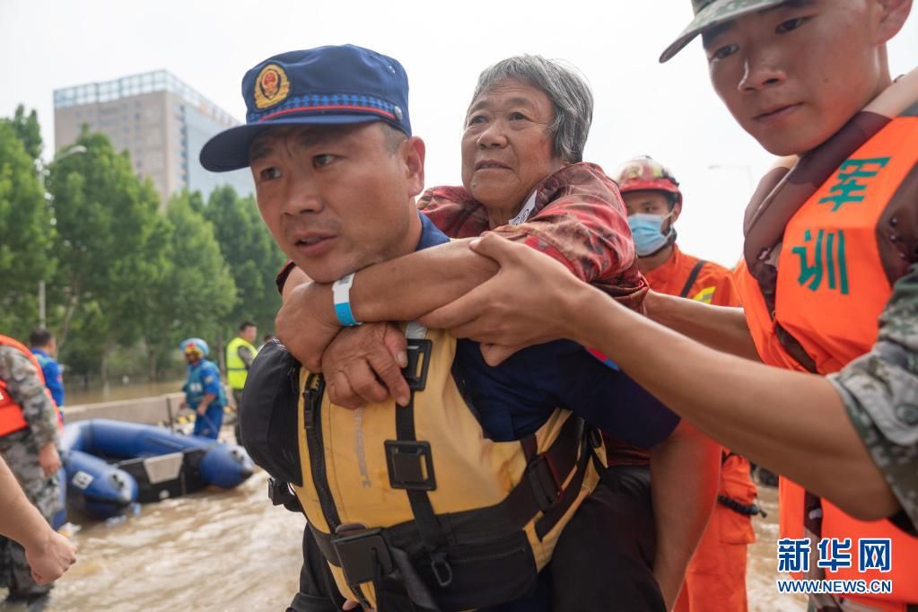 郑开大道|暴雨突袭下的生命接力——郑州万名医院患者大转移纪实