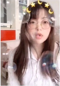 |搞笑GIF：小姐姐这样对妹妹真的好吗！