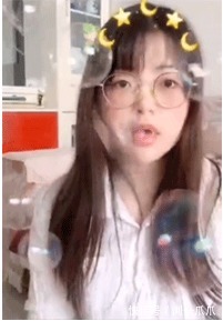 |搞笑GIF:小姐姐这样对妹妹真的好吗!