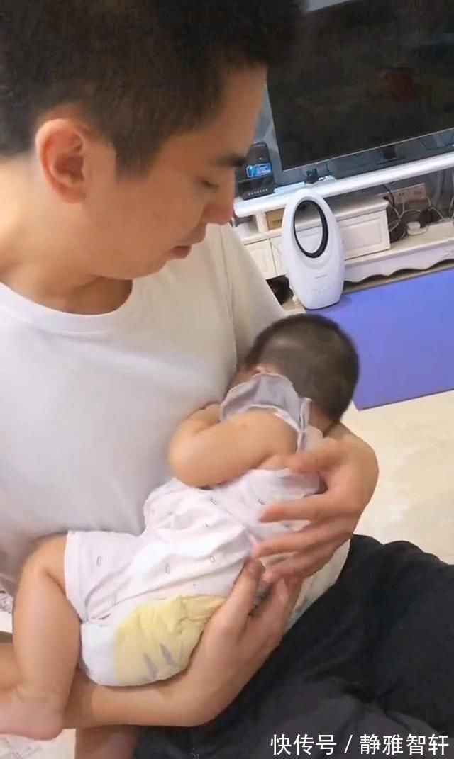 大约在冬季|爸爸强硬“命令”宝宝睡觉,宝宝趴爸爸怀里假睡,大眼睛滴溜溜乱转笑翻妈妈