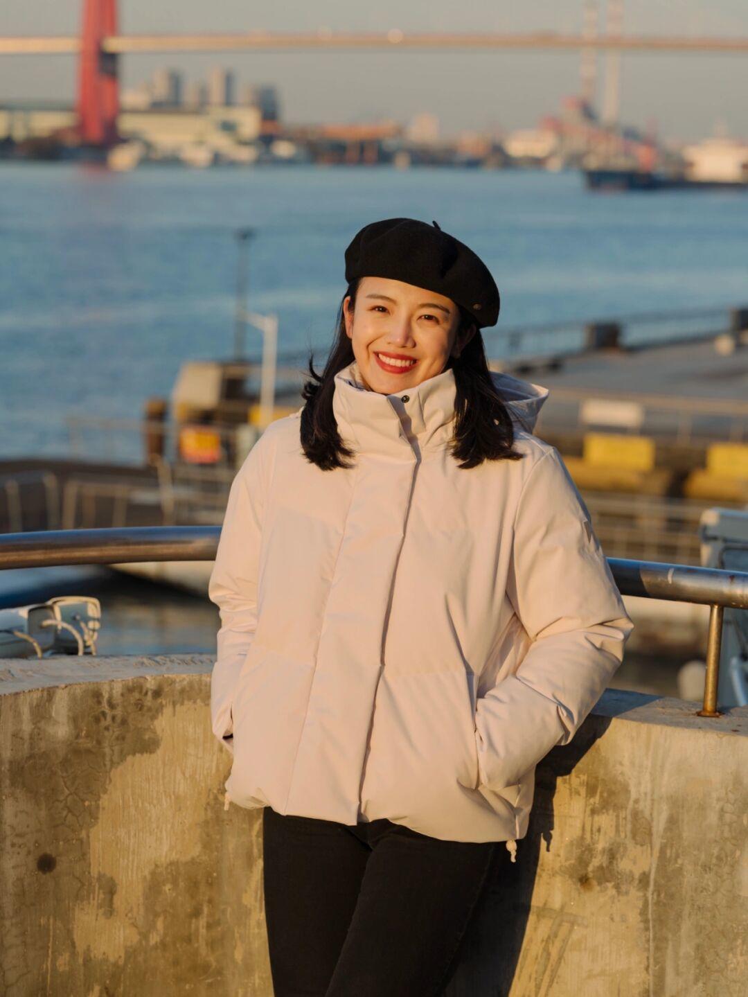 修身牛仔裤 寒冷的冬季怎么穿?羽绒服的搭配思路总结好了,穿出优雅时髦