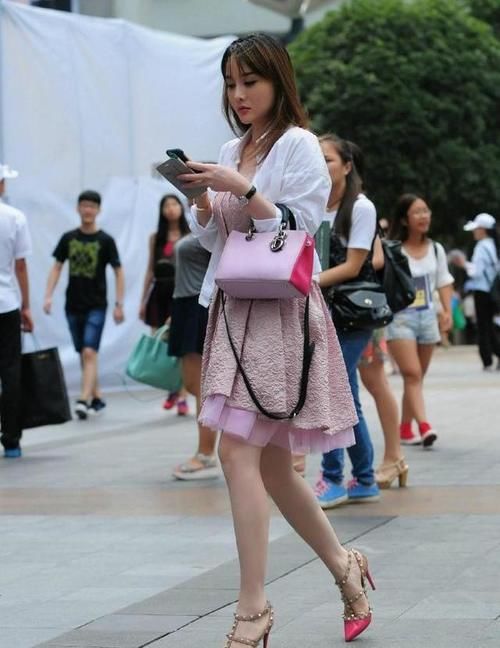 印花|美女街拍:这样的穿搭太舒适,印花上衣搭配半身裙,简单大方又时髦