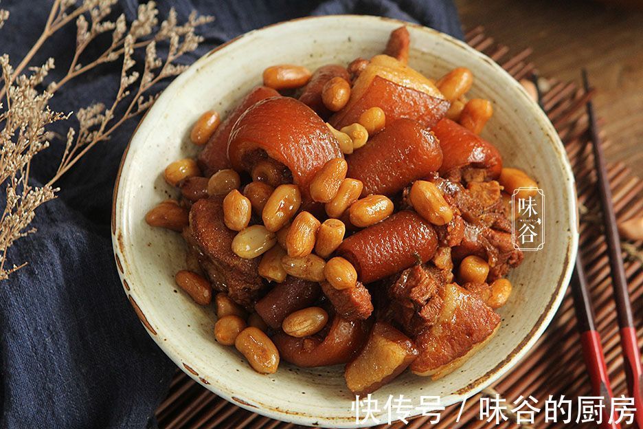 猪身上最美味的部位，和花生一起焖，鲜香营养，女人下饭男人下酒