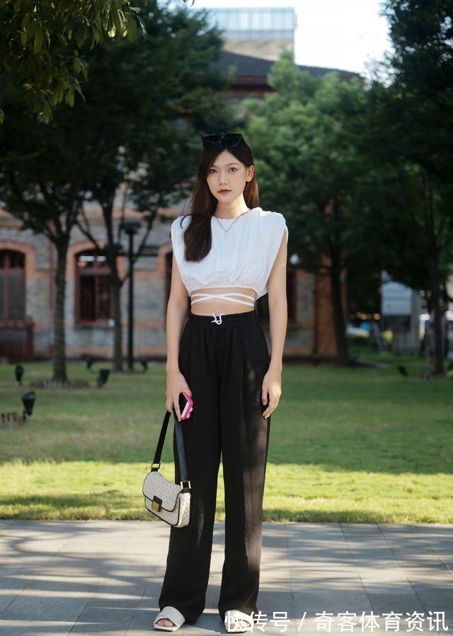 条纹裤 时尚博主的“露腰穿搭”真实用,洋气个性又显瘦,微胖女孩也能穿!