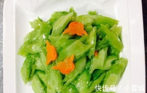 苦瓜|苦瓜不要直接炒，大厨教你一小技巧，炒出来的苦瓜不苦，更清脆！