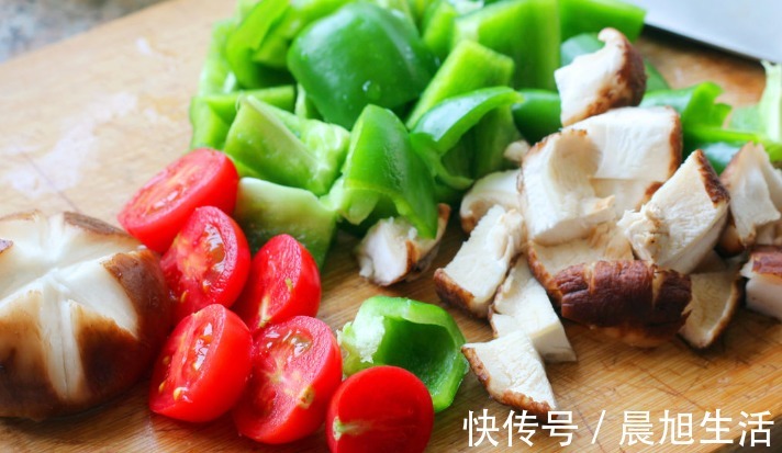 好吃|用1个彩椒加上一小块鸡胸肉,做出来的彩椒鸡肉串,低脂好吃