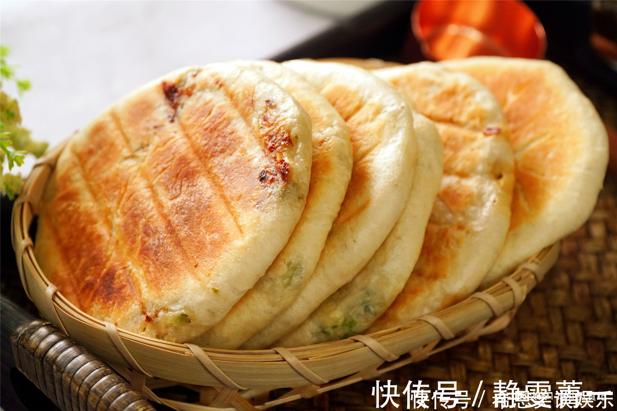 做馅饼，和好面直接包可不行，多加一步，松软酥脆，放几天都不硬