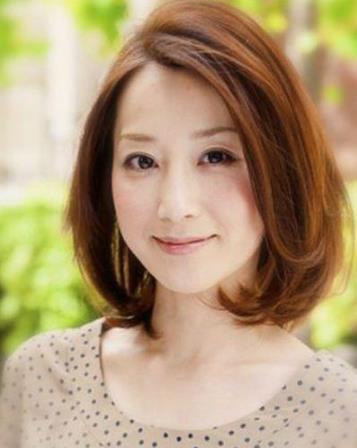 斜刘海 适合40岁中年女人发型,中年圆脸女人发型图片