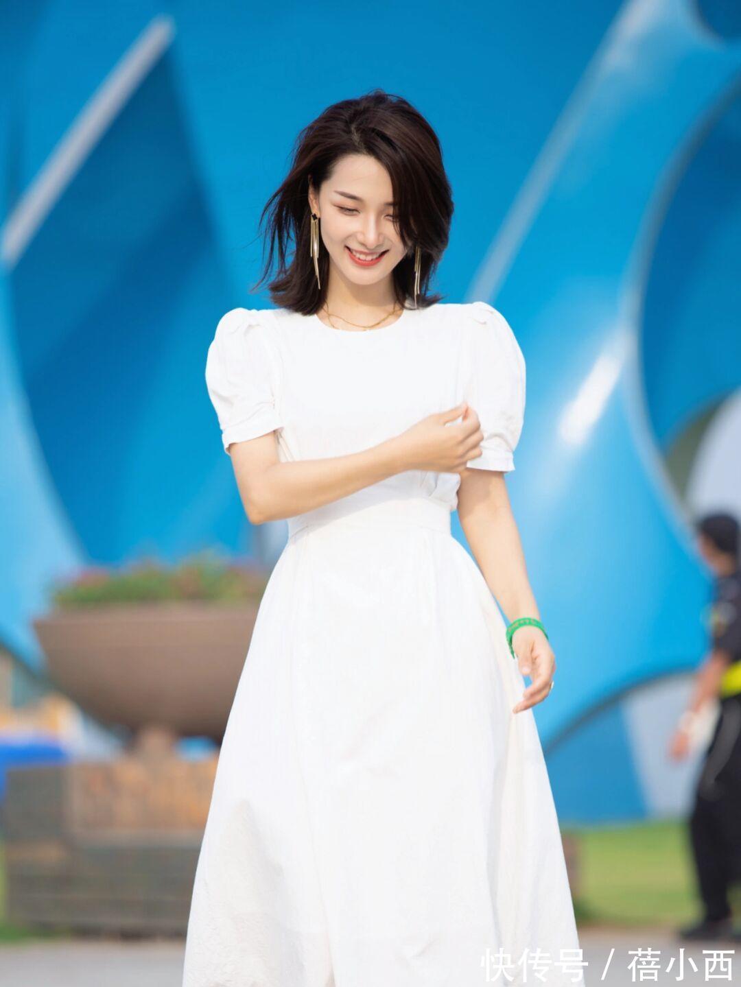 职业风 “职业风”穿搭很沉闷?学会以下几款女人味造型,轻松美得出彩