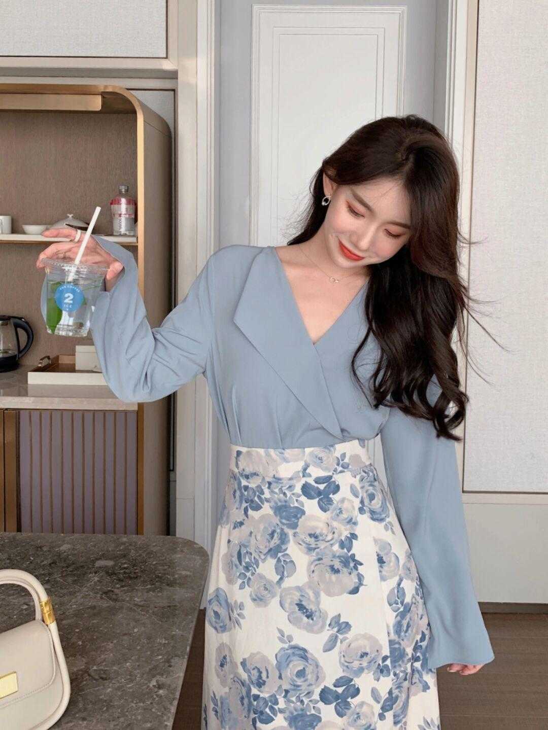 印花|夏季怎么穿搭才高级，衬衫搭配印花半身裙简约大气，漂亮大方