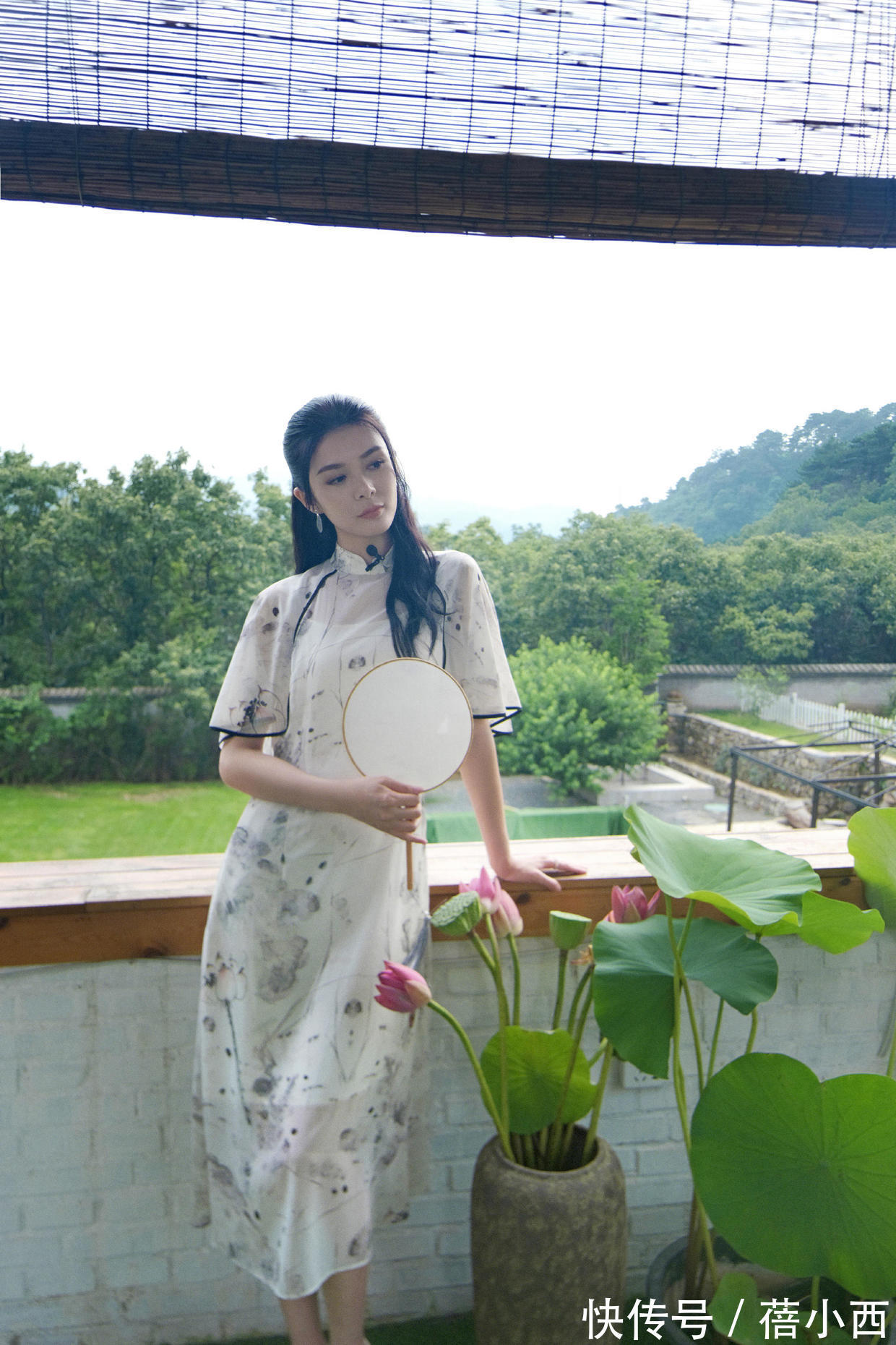 清冷|傅菁真是清冷美人,穿斑马纹上衣配长裤,又美又飒太有女强人气场