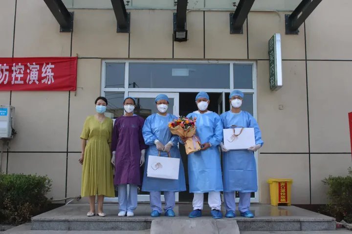 白衣|五莲县人民医院：鲜花赠白衣，致敬医师节