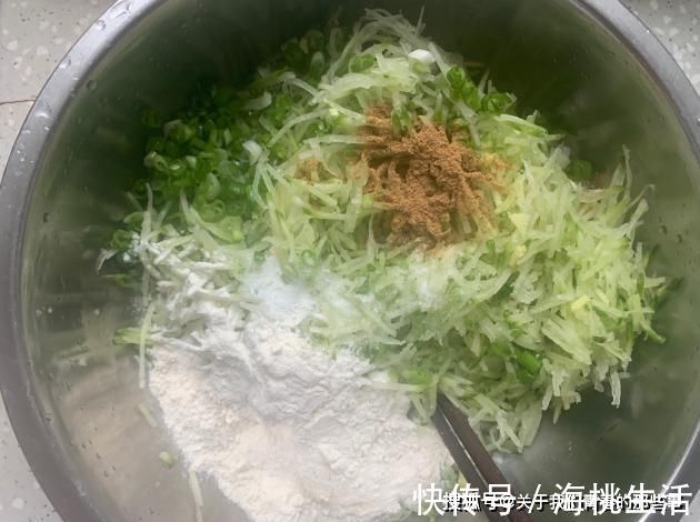 萝卜|炸萝卜丸子时,这一步不能少,丸子外酥里嫩,放凉不发硬,超好吃