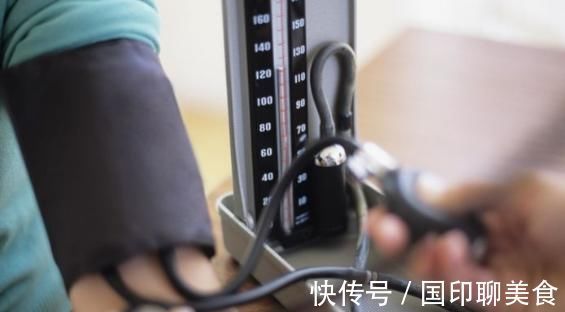 饮食习惯|高血压人群,尽量远离3类食物,血压平稳不乱升,头也不晕了!