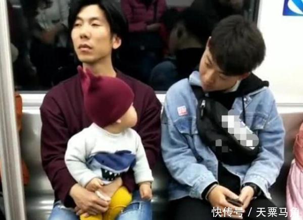 哥哥|“痴情宝宝”地铁上撩小哥哥火了,奶爸看啥呢亲爹在这呢!