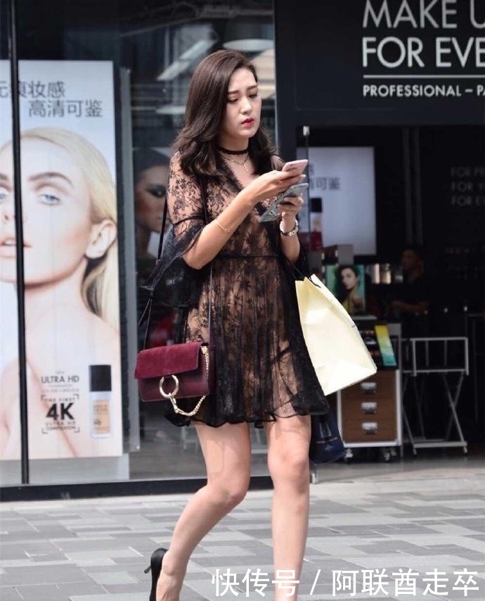  高跟鞋|街拍：高跟鞋搭配蕾丝迷你小短裙, 走起路来美艳动人!