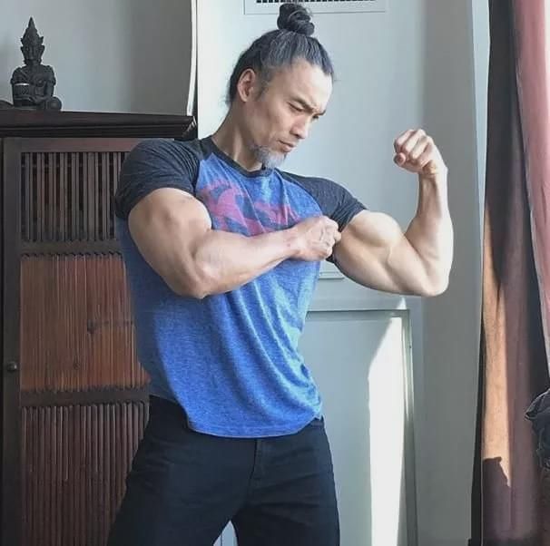 杠铃片|50岁大叔练习1万次引体向上后，背部成了这样